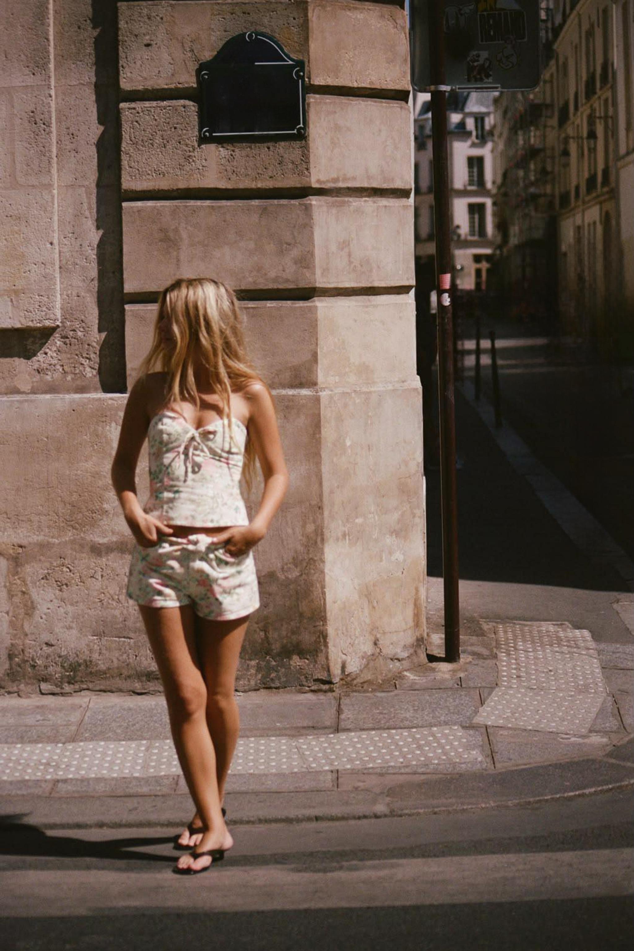 SHORT EN JEAN À FLEURS TRF TAILLE HAUTE